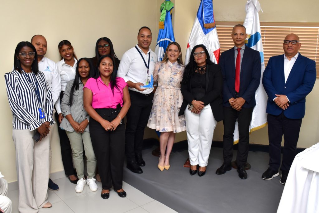 El Hospital Pediátrico Dr. Hugo Mendoza celebró su acto anual de Reconocimiento a la Excelencia 2026, resaltando el compromiso, la vocación y el desempeño de sus colaboradores bajo diversas categorías, entre las cuales están Modelando Nuestros Valores, Milla Extra, Reconocimiento Especial y Empleados del Año.