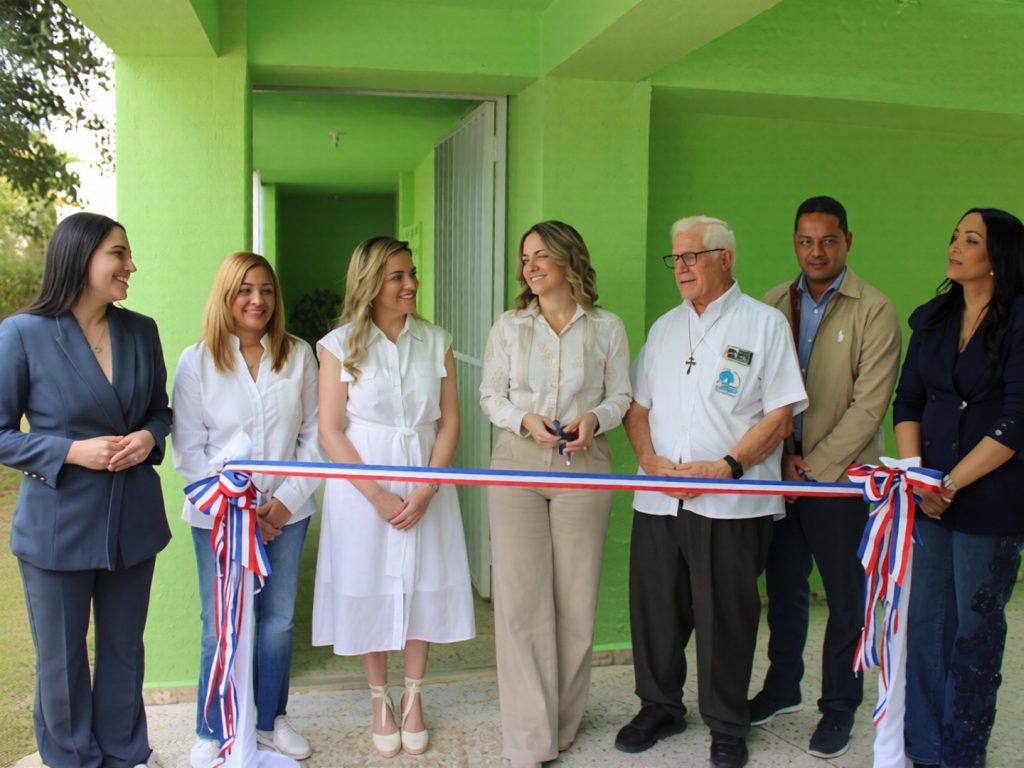 El HPHM realizó, junto al Ministerio de la Mujer, el corte simbólico de cinta del Hogar de Paso para Familias Cuidadoras, un espacio creado para brindar alojamiento temporal a madres, padres y familiares de las unidades de Cuidados Intensivos y Oncología que necesitan permanecer cerca de sus hijos durante hospitalizaciones prolongadas.